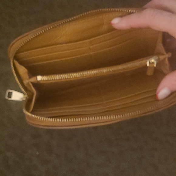 Tory Burch tote/matching wallet, used, had visible wear and tear. See photos. - Picture 14 of 14